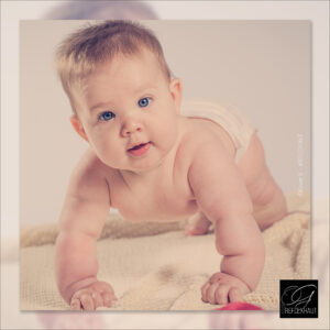 Photographie de bébé à travers une séance photo de grand bébé de 6 mois au studio photo